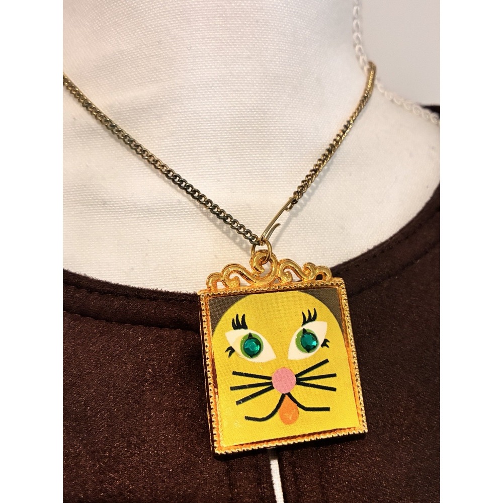 Vintage Style Cat Face Pendant Necklace Green Rhinestone Eyes Gold Tone Kitsch